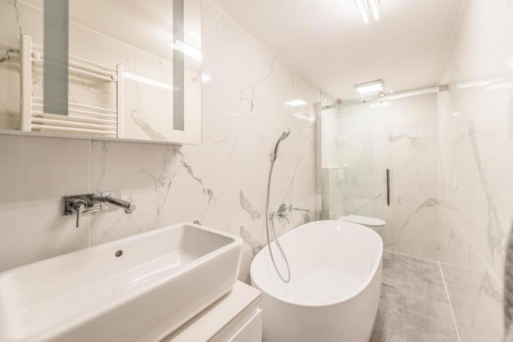 2br2ba Andrassy Free Parking Apartment